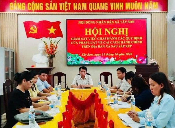 Thường trực HĐND xã Tây Sơn giám sát việc chấp hành các quy định của pháp luật về cải cách hành chính sau sắp xếp
